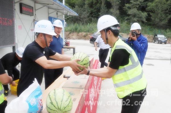 送清凉活动 (2) 送清凉活动 (2)